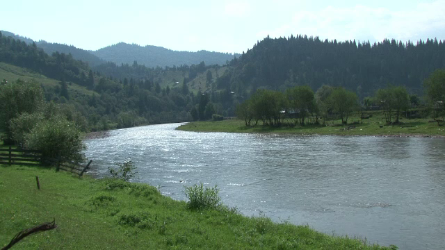 Regiunea din Romania cu "cea mai frumoasa vale". Turistii vin de la sute de kilometri pentru o vacanta in mijlocul naturii