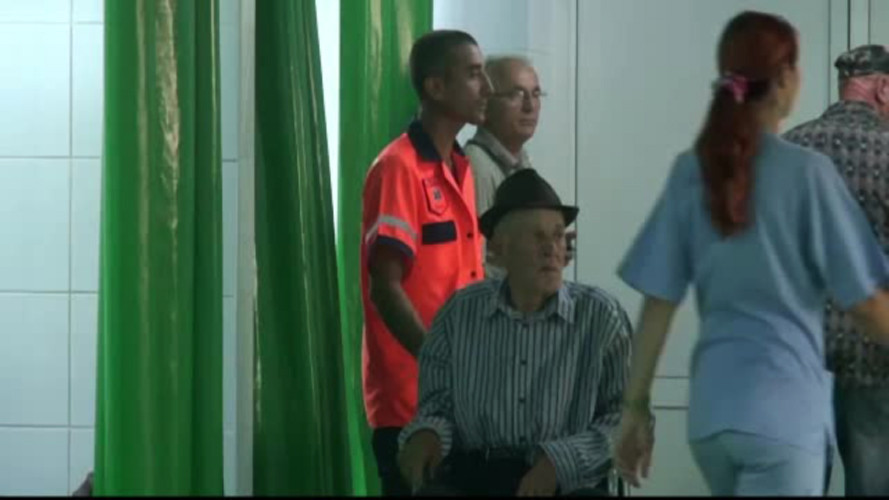 Asistentii voluntari fara de care spitalele n-ar putea functiona. "Diferenta se face doar la bani, fiindca nu primesc"