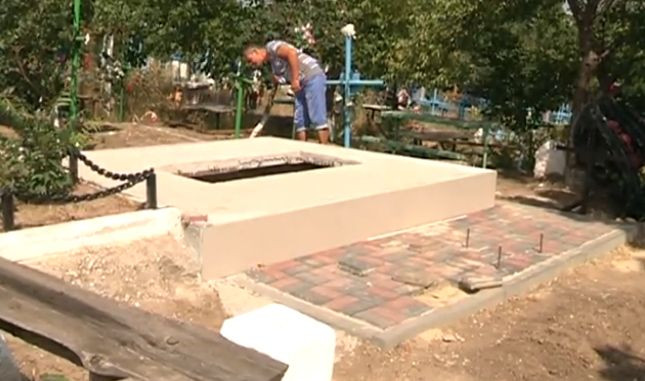 Un barbat din R. Moldova sustine ca un consatean i-a distrus mai multe morminte ale rudelor."A scos tot de aici si a aruncat"