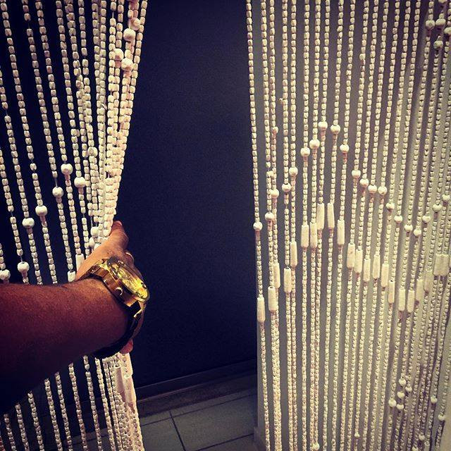 Ce se intampla cand cazezi un rapper celebru intr-un hotel din Mamaia. "La noapte, ma culc pe canapea"