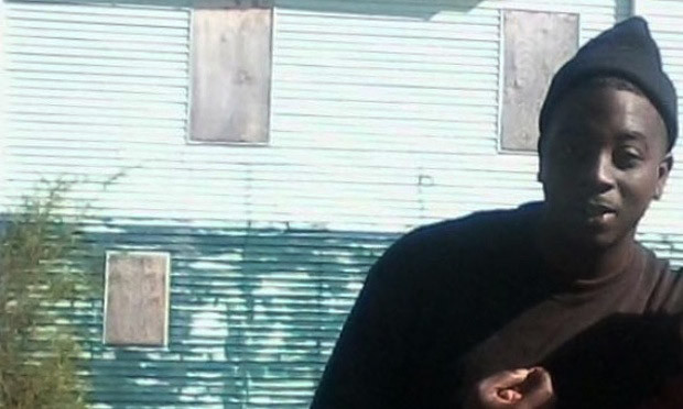 A murit in inchisoare pentru ca a furat un suc si doua ciocolate. Cazul unui tanar de culoare din SUA, descoperit de englezi