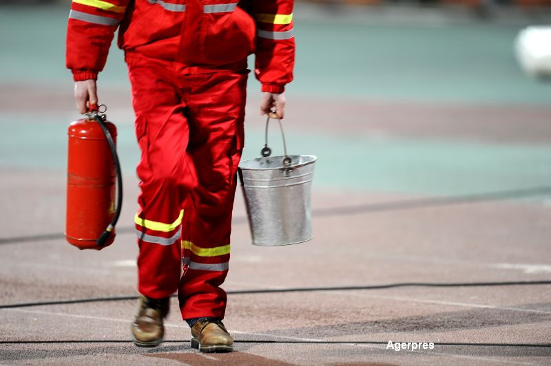 Un pompier a reusit sa salveze un bebelus dintr-un incendiu. Operatiunea de salvare pusa la cale de barbat. VIDEO