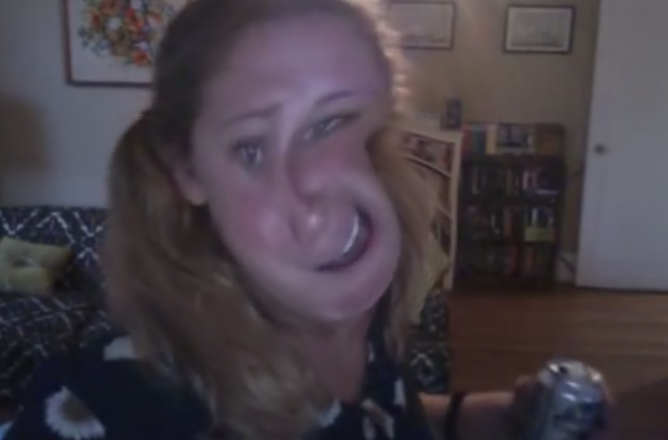 S-a imbatat si s-a filmat in timp ce canta singura in camera. Ce s-a intamplat dupa ce i-a trimis video-ul unui amic