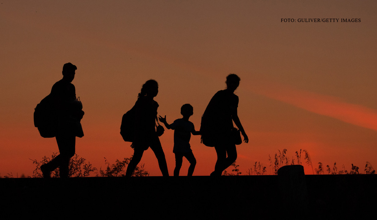 Din capitala Statului Islamic, pe plajele pentru turisti din insulele grecesti. Reporterii CNN au refacut drumul refugiatilor