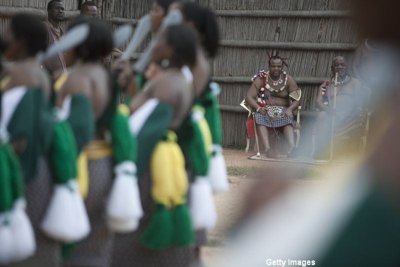 Cel putin 65 de fete au murit intr-un accident in Swaziland. Tinerele mergeau sa danseze pentru Regele Mswati