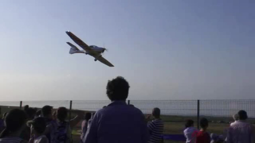 Demonstratie de aviatie la Suceava. Ce acrobatii a facut un pilot multiplu campion mondial