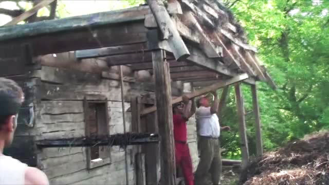 Metoda prin care puteti sa va construiti o casa precum cele de la Muzeul Satului. "Este ca un joc de Lego"