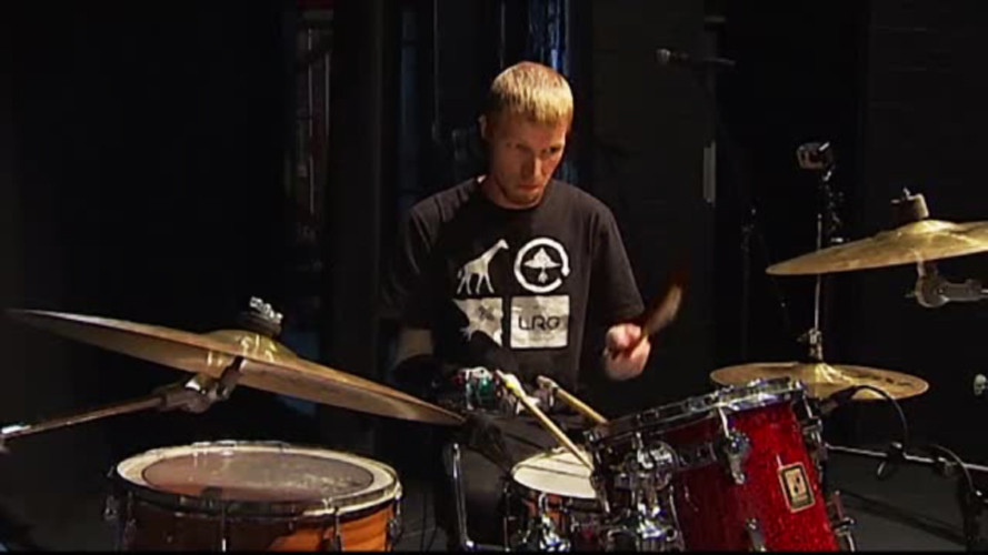 Cel mai rapid tobosar din lume nu are un brat. "Pot crea ritmuri care sunt, omeneste, imposibile"