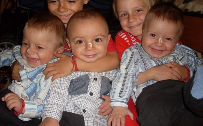 Drama femeii cu tripleti si gemeni, pe care sotul a parasit-o. Copiii se confrunta si cu probleme de sanatate