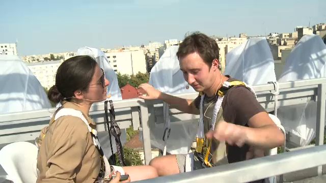 Piesa de teatru jucata la 50 de metri deasupra orasului. Experienta inedita in centrul Bucurestiului