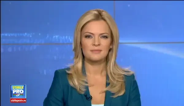 Demonstratie de aviatie la Suceava. Ce acrobatii a facut un pilot multiplu campion mondial