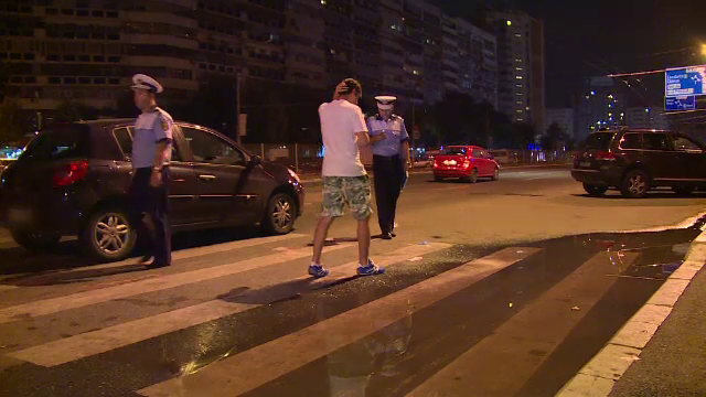Un barbat din Capitala a fost lovit in plin de o masina pe trecerea de pietoni. Soferul da vina pe un taximetrist