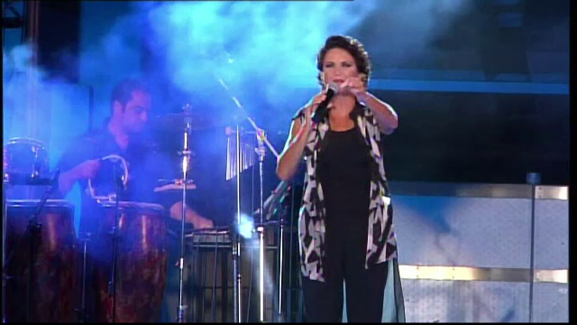 O cantareata celebra din Grecia, numita ministru al Turismului. A sustinut un concert la o zi dupa numirea in functie