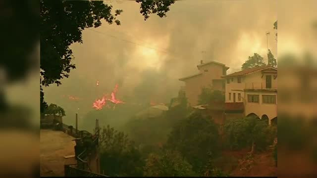 "Intalnire" intre un incendiu de vegetatie si o tornada, in Portugalia. Pompierii si localnicii au privit panicati fenomenul