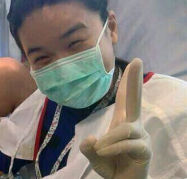 Scandal medical in Malaysia. Cum a fost fotografiata o doctorita in timp ce ajuta o femeie sa nasca