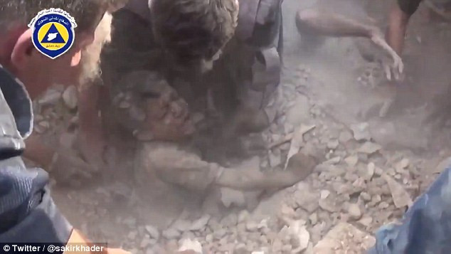 Bombardamente in Siria. Momentul in care un barbat si un baietel sunt scosi in viata de sub daramaturi. VIDEO