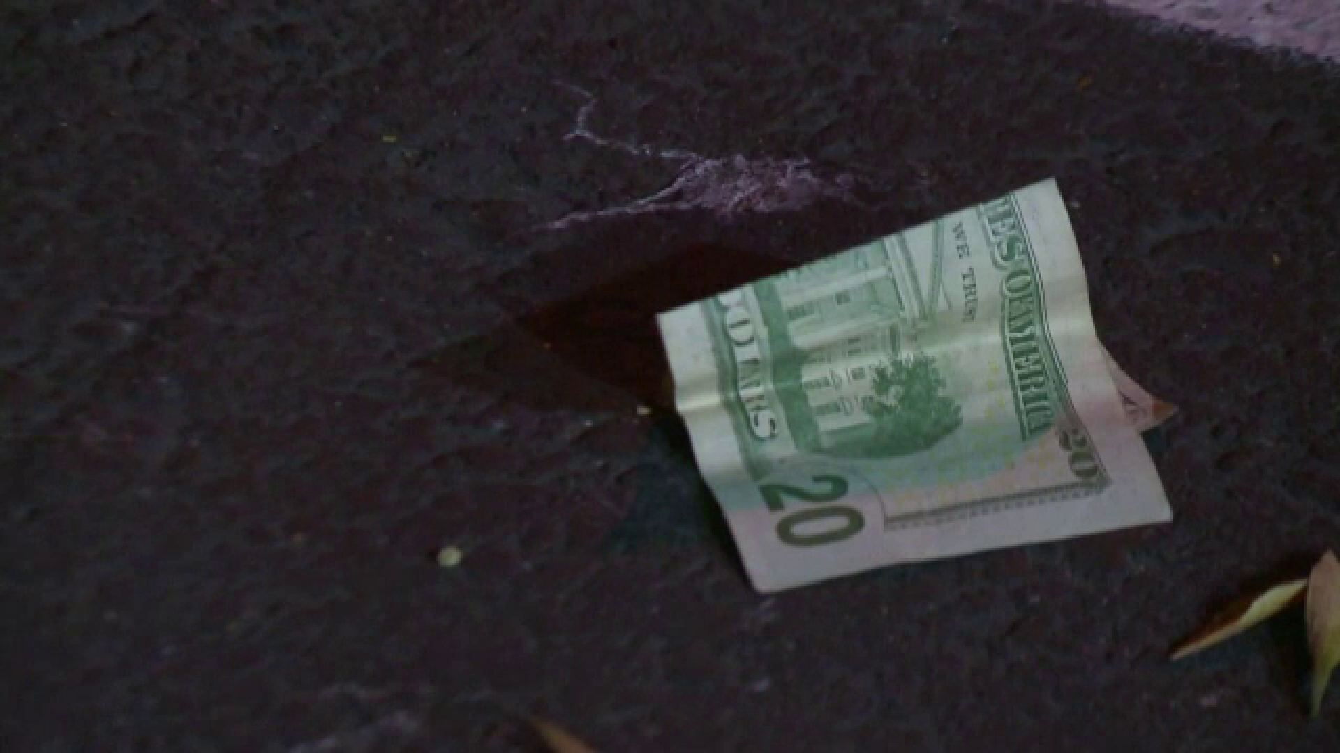 A gasit 20 de dolari pe strada si si-a cumparat un bilet la loto. Socul trait de un american cand a razuit lozul