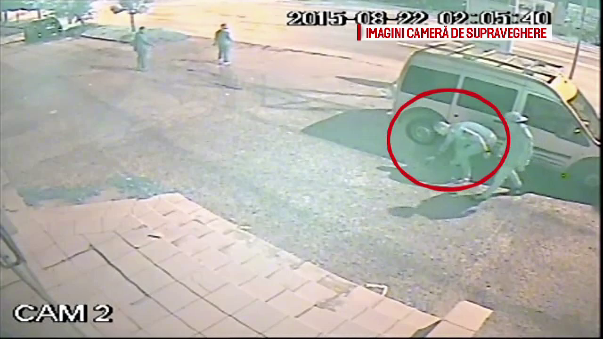 Au distrus rotile a 9 masini, aflate intr-o parcare din Galati. Ce au surprins camerele de supraveghere