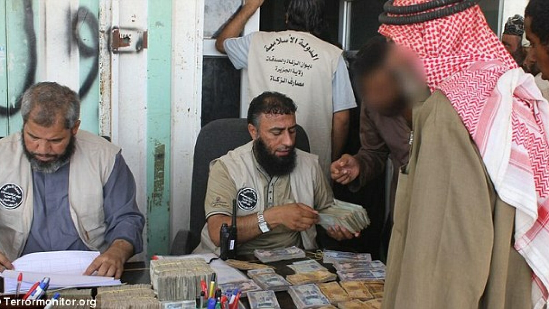 Biroul de beneficii al Statului Islamic. Nevoiasii stau la rand pentru a primi bani de la jihadisti. FOTO