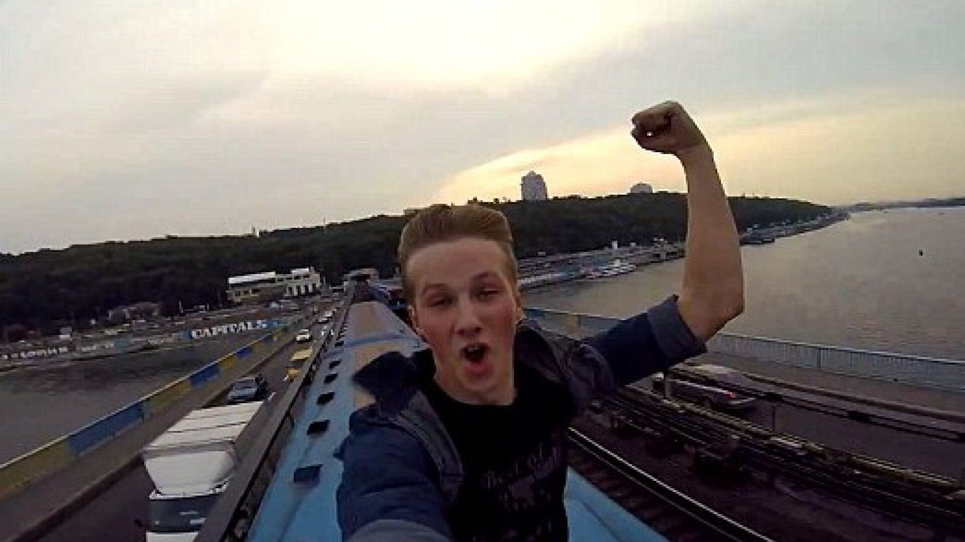 Imagini virale. Un tanar din Ucraina s-a filmat in timp ce alerga pe acoperisul unui tren in miscare. VIDEO