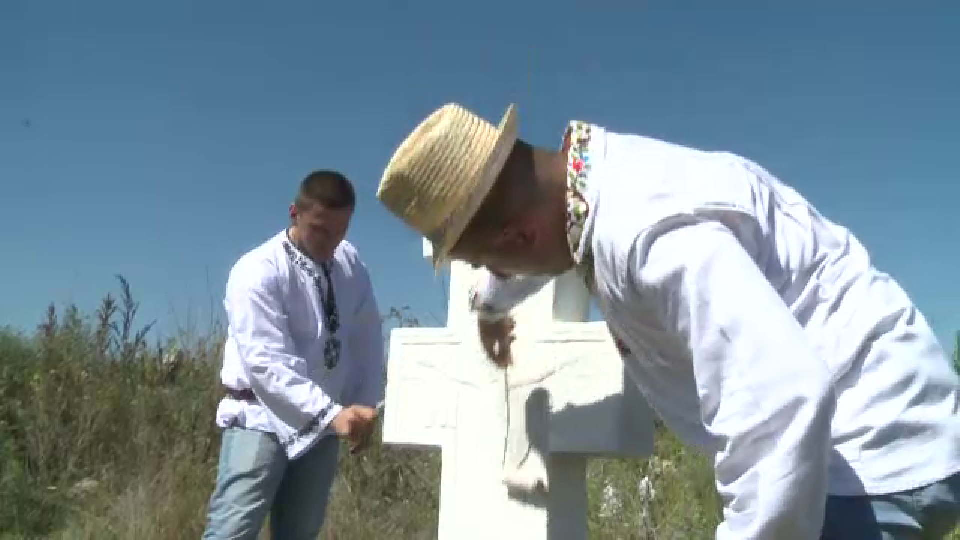 Protestatarii care au ingropat porci pe terenul moscheii au revenit si au montat o cruce de piatra. Reactia Patriarhiei