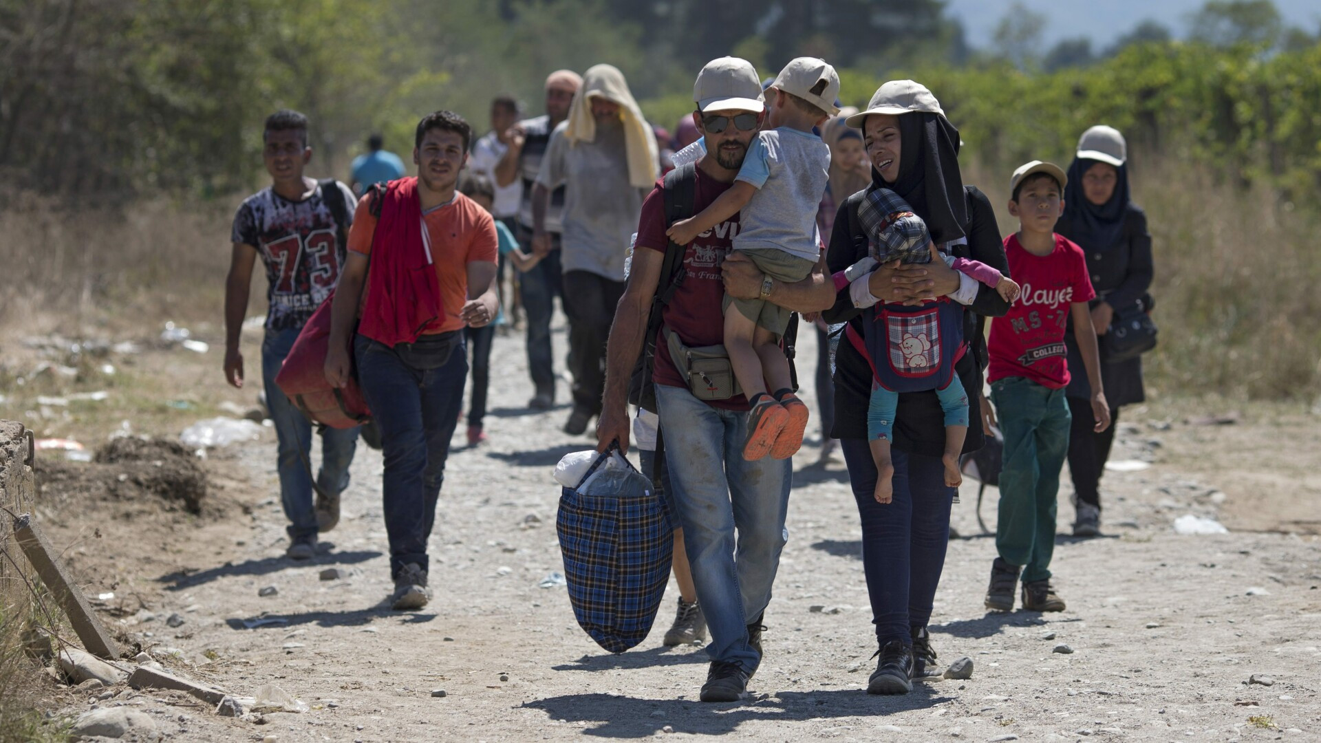 Romania poate gazdui refugiati din toamna, cu bani de la UE. Traian Basescu: Ar trebui sa refuzam, nu e jocul nostru