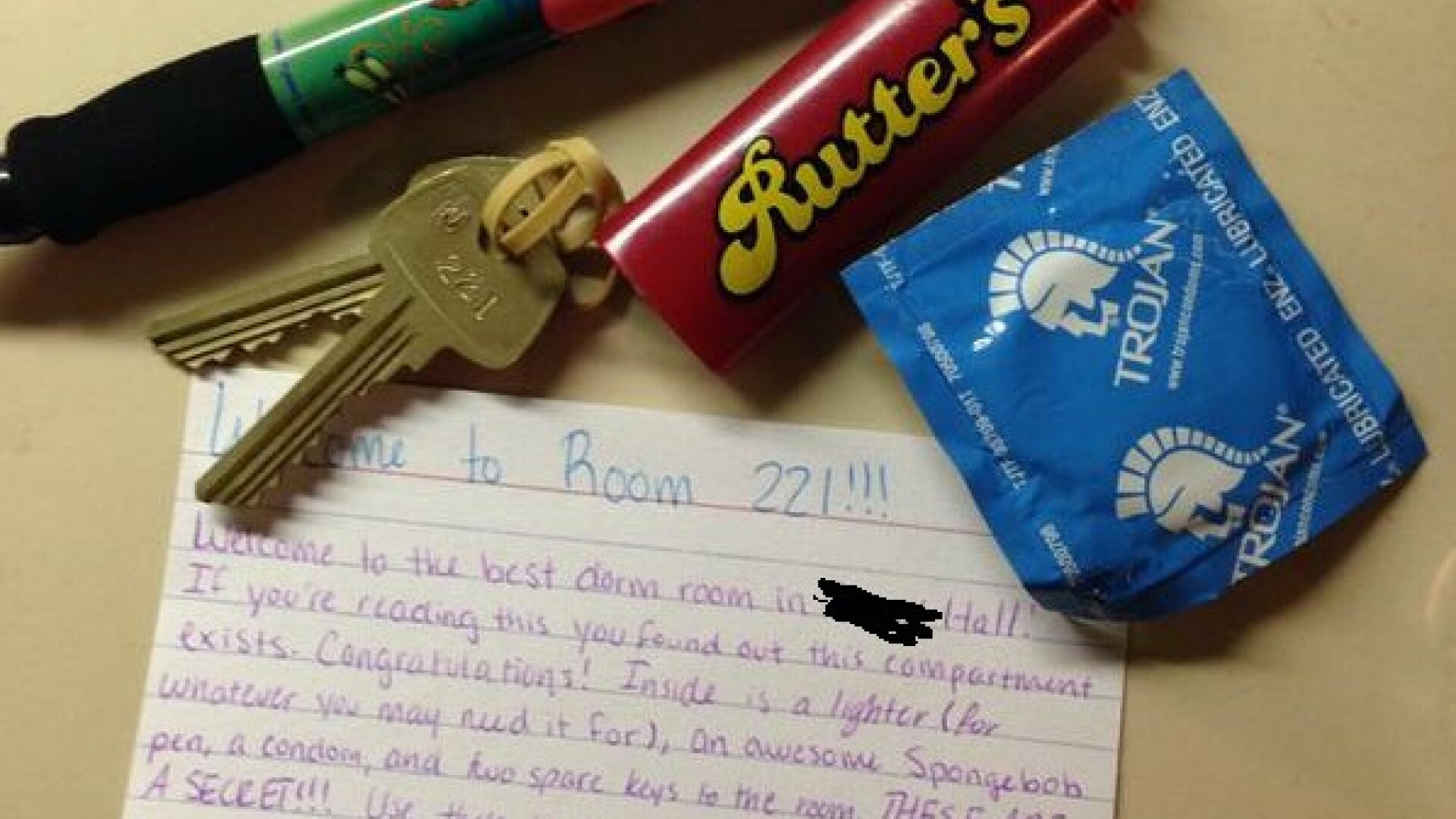 Surpriza de care a avut parte un student in camera de camin. Ce a descoperit intr-un compartiment secret din perete. FOTO