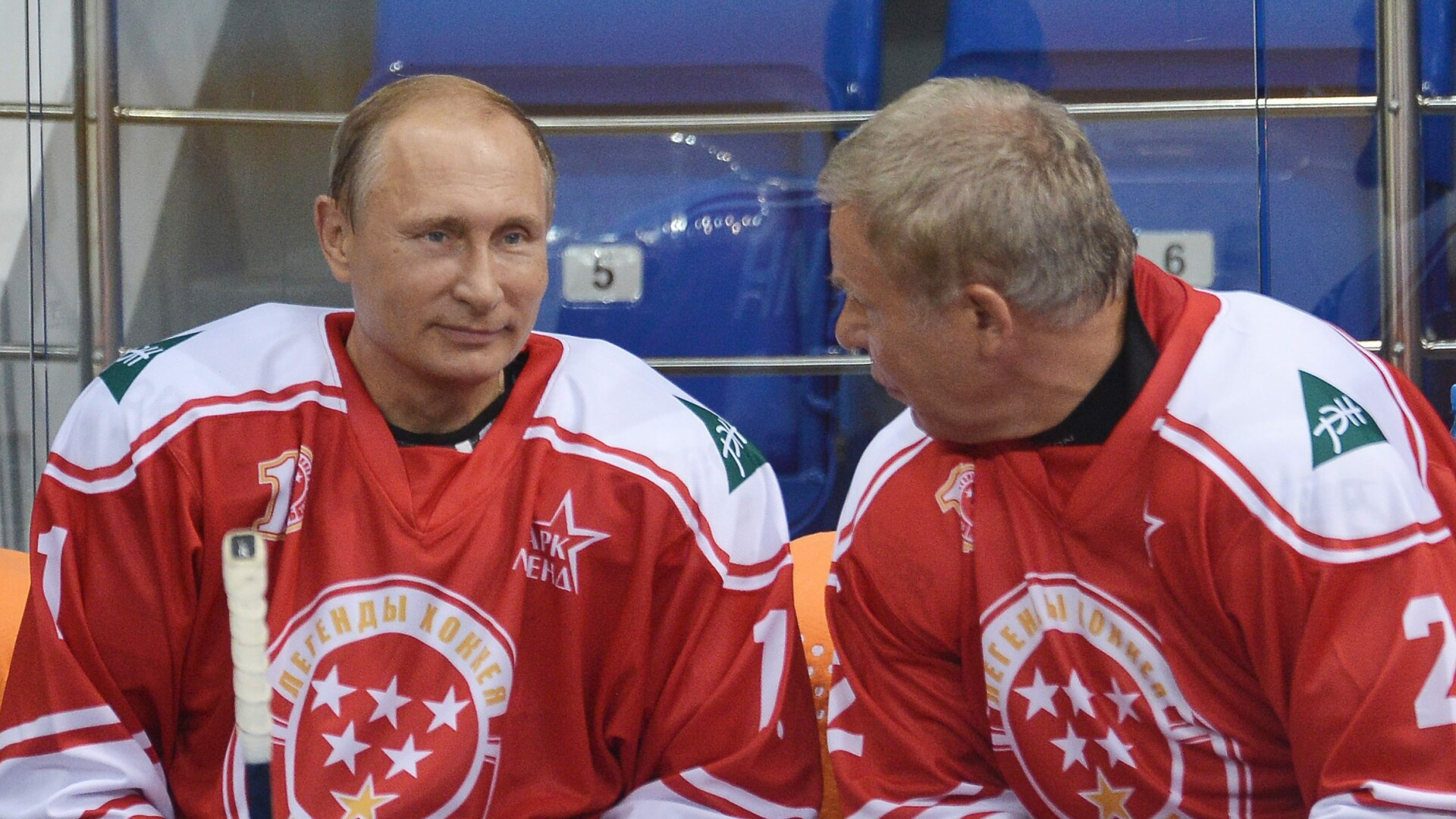 Vladimir Putin a jucat hochei la Soci. Moment tensionat in timpul partidei dintre "Legendele Rusiei" si "Tinerele Talente"