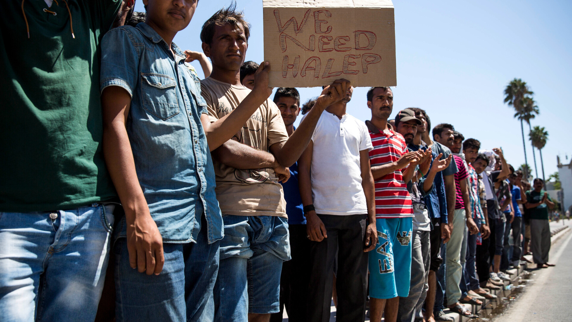 Imaginea tragicomica surprinsa de un fotograf, in Grecia. Imigrantii care au nevoie de "Halep". FOTO