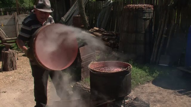 O fetita de 3 ani a cazut intr-un cazan cu tuica fiarta. Ce a facut mama ei in secundele urmatoare i-a salvat viata