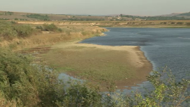 Un barbat din Bacau a murit dupa ce a vrut sa salveze un adolescent de la inec. Scafandrii cauta acum trupul baiatului