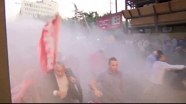 Saptamana pacii a inceput cu violente la Istanbul. Politistii au intervenit cu tunuri cu apa