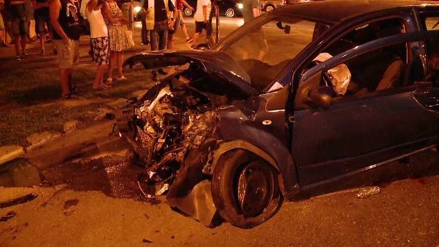 Doi tineri din Timisoara au ajuns la spital cu rani grave dupa ce au trecut pe rosu intr-o intersectie. Ce viteza aveau