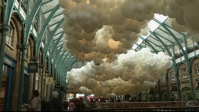 Spectacol de lumini in piata Covent Garden din Londra. O suta de mii de baloane cu heliu vor fi expuse timp de o luna