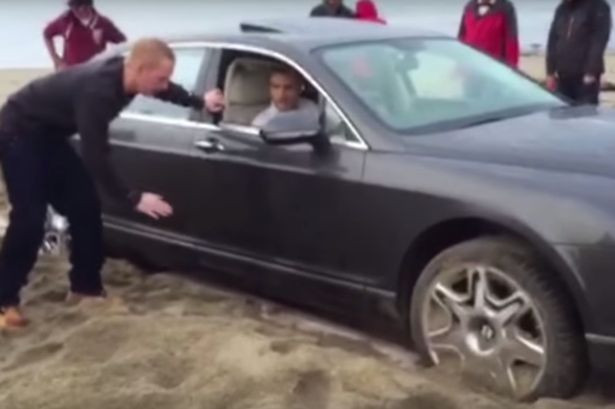 A intrat cu un Bentley de 160.000 de euro pe plaja si a ramas blocat in nisip. A urmat un cosmar pentru soferul excentric