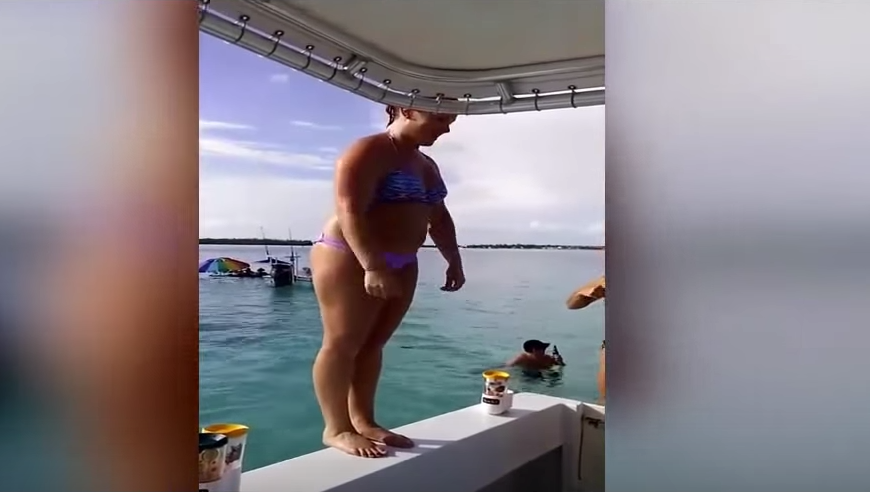 Ce se intampla cand aceasta femeie incearca sa faca o saritura artistica in apa. Imaginile amuzante au devenit virale: VIDEO