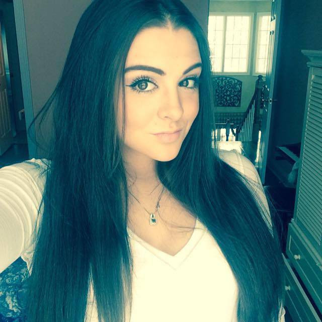 O chelnerita de 17 ani a facut un gest extraordinar pentru un cuplu. Ce le-a scris pe nota de plata