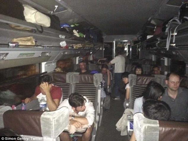 Eurotunelul, blocat de imigranti. Refugiatii africani au patruns pe sine si s-au urcat pe trenuri, ingrozind calatorii. VIDEO