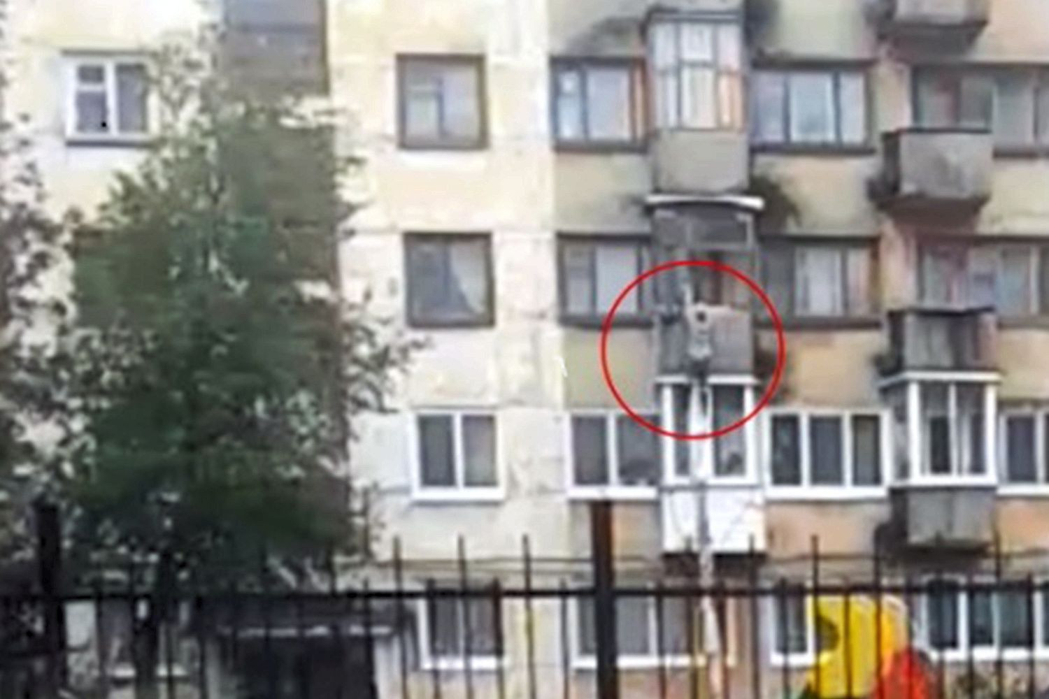 O tanara incearca sa scape de violatorul ei coborand de la etaj cu o funie din asternuturi. Ce s-a intamplat inainte de asta