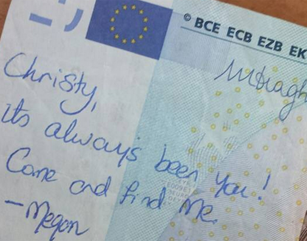 A vrut sa-si regaseasca iubitul pierdut cu un mesaj scris pe o bancnota. Ce s-a intamplat dupa ce imaginea a devenit un viral