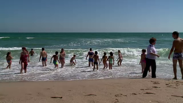 Au vazut marea pentru prima data in viata. Visul unor copii chinuiti a fost indeplinit cu bani de la guvernul norvegian