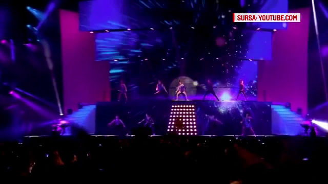 Fenomenul care a cucerit milioane de copii a ajuns in Romania. Eroii serialului "Violetta" au cantat in Piata Constitutiei