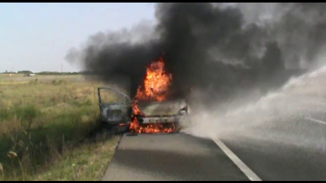 O masina a luat foc in mers pe centura Timisoarei. Soferul a reusit sa iasa din autoturism si sa sune la 112