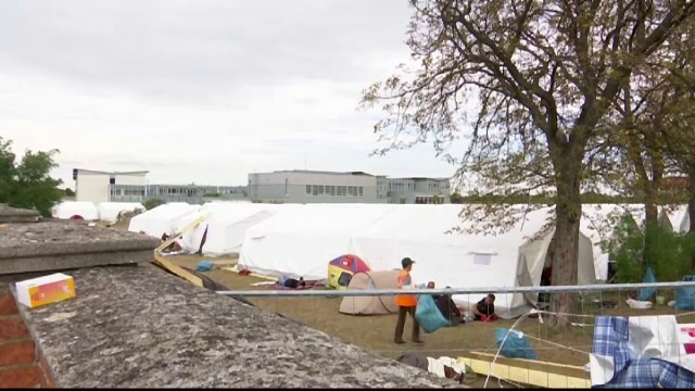 Trenuri cu imigranti plecate din Budapesta, oprite de autoritati. Filmul unei zile cu confruntari intre refugiati si Politie