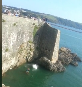 S-a aruncat in mare de pe o stanca, de la 12 metri. Spectatorii s-au speriat cand au vazut ce se intampla in apa. VIDEO