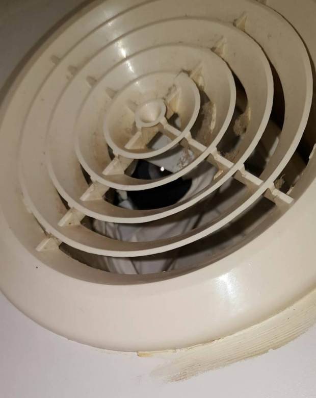 O tanara britanica a descoperit o camera de filmat in dusul unei camere de hotel. Ce a urmat