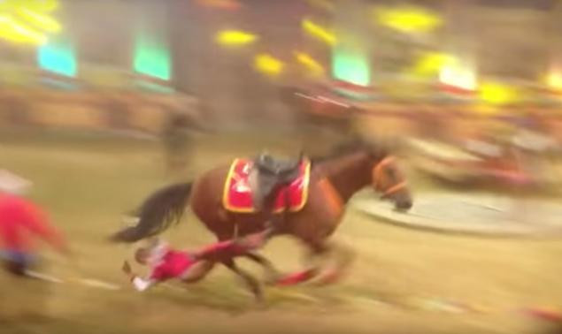 Imagini cutremuratoare. Momentul in care o acrobata este lovita si ucisa de calul ei, in timpul unui spectacol. VIDEO