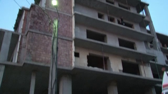 Un adolescent din Bistrita a cazut de la etajul 6, dupa ce ar fi consumat substante interzise. Baiatul e in stare critica