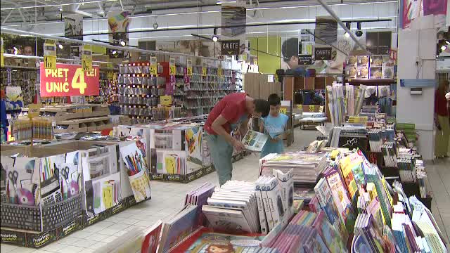 Rechizitele "la moda" le golesc cardurile parintilor. Pretul unui set complet de caiete si ghiozdane cu Elsa si Minionii