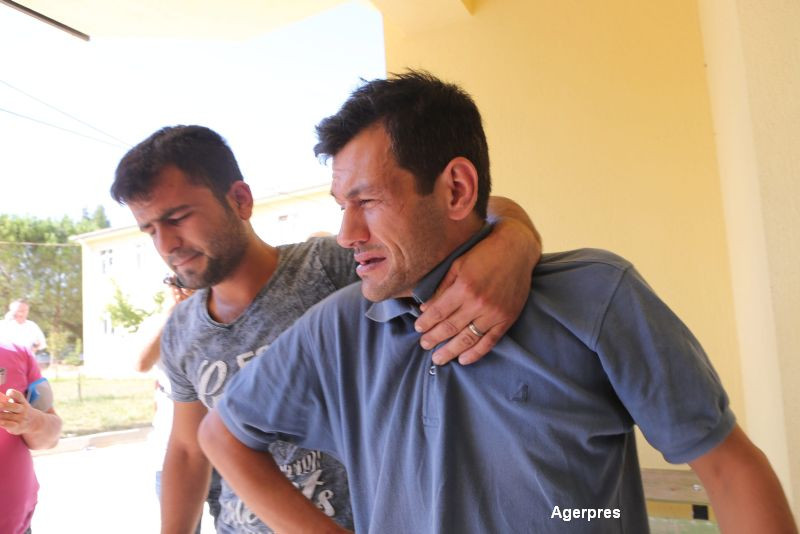 "Mi-am luat in brate sotia si copiii si mi-am dat seama ca erau morti". Drama prin care trece tatal baietelului gasit inecat